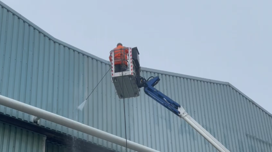 Eresdé reinigt nieuw bedrijfspand van SAB Harlingen
